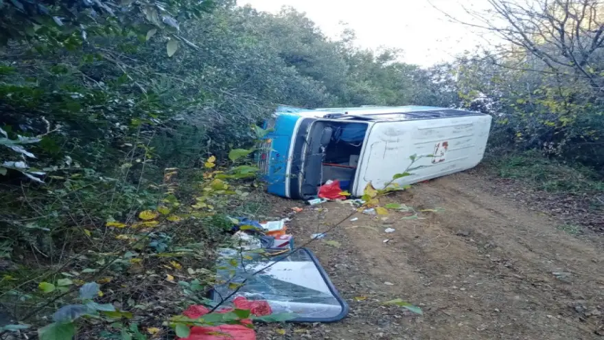 Sürücü hakimiyetini kaybetti; minibüs devrildi 3 yaralı