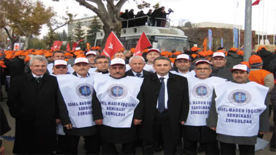 TAŞERON İŞÇİLERİNDEN KARAYOLLARI ÖNÜNDE KADRO EYLEMİ