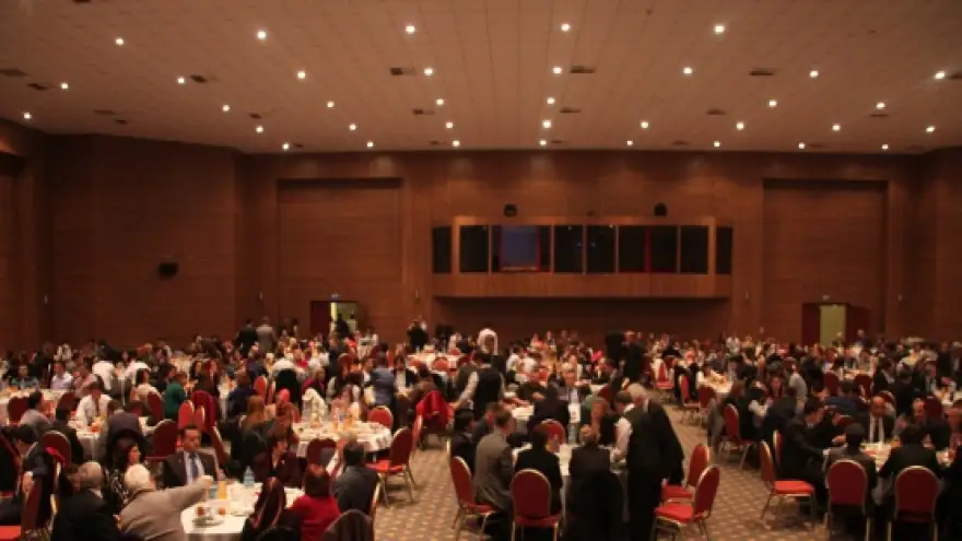 ÖĞRETMENLER VE EŞLERİ YEMEKTE BİR ARAYA GELDİLER
