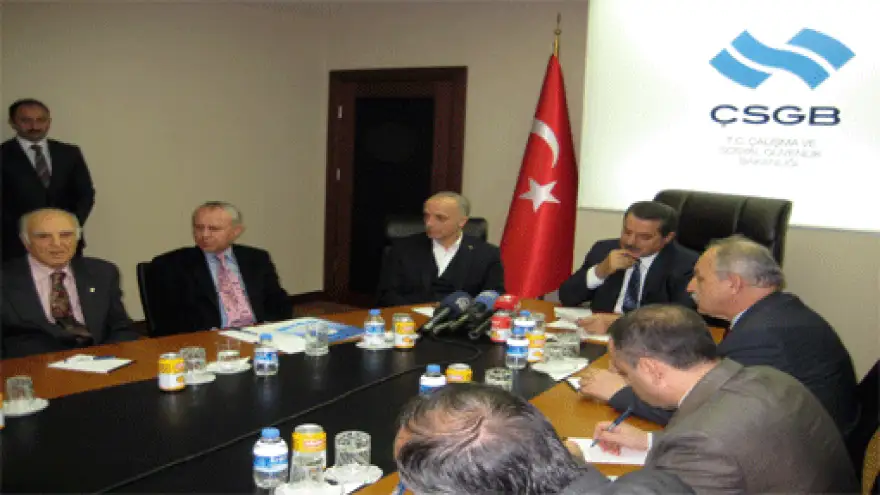 İŞÇİ VE İŞVEREN TEMSİLCİLERİ BAKAN ÇELİK İLE BİR ARAYA GELDİ

