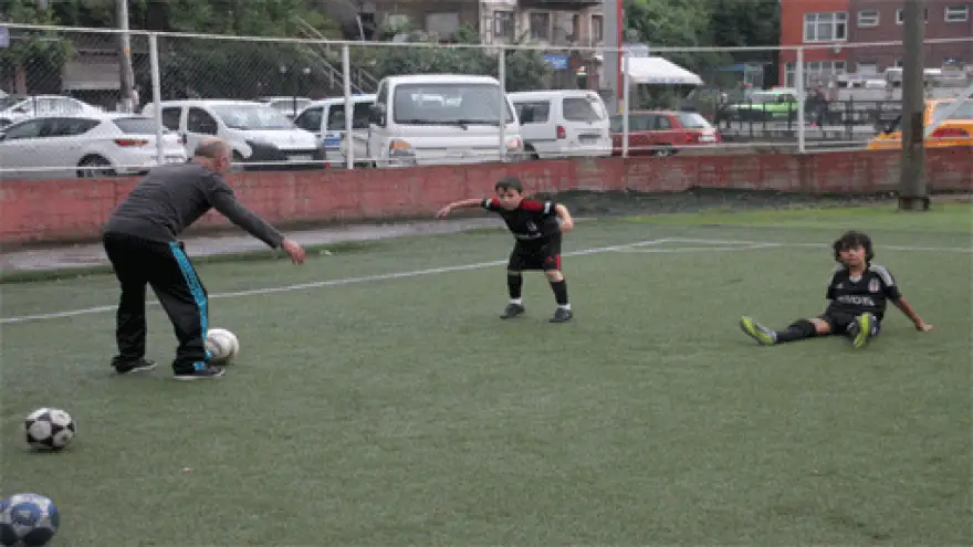 Minik Kartallar, sahaya indi